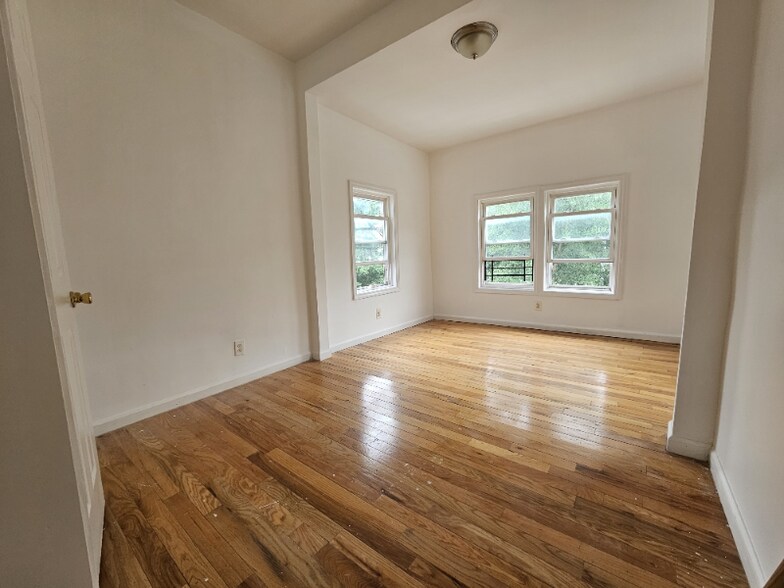 Building Photo - 853 S 15th St