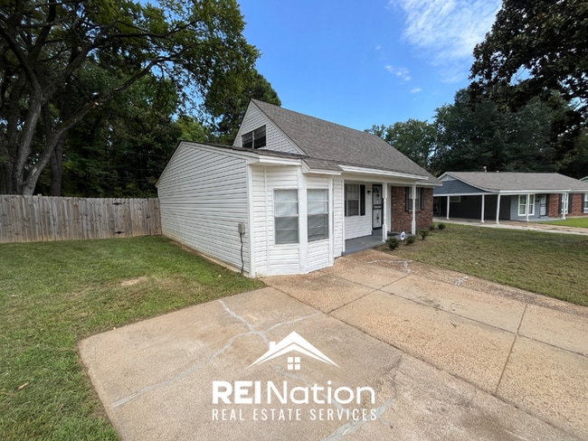 Building Photo - RARE FIND! 4BR/2BA in Memphis | Open Kitchen & Hardwoods | Fenced Yard!