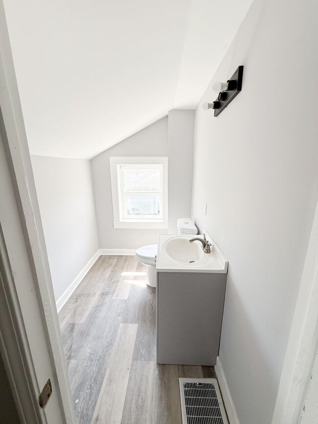 Building Photo - Newly Renovated 3 Bed/ 1.5 Bath With Hardwood Flooring!