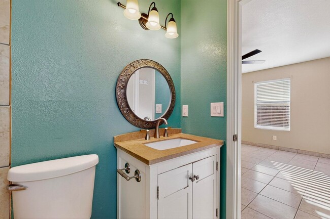 Building Photo - 3 bedroom, 2 bath single story home in Wes...