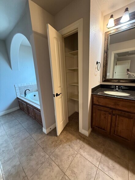 Building Photo - 6405 S 49th St