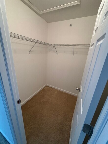 Building Photo - 300 Milkweed Dr