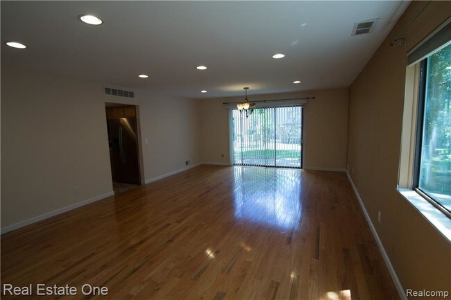 Building Photo - 27081 Farmbrook Villa Dr