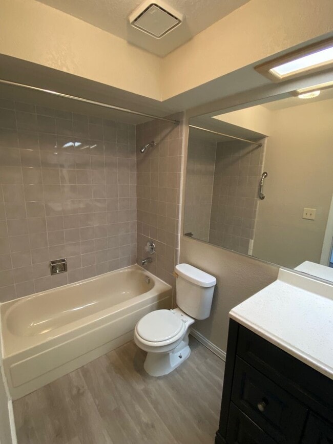 Building Photo - 3 Bedroom 2 Bathroom Home!