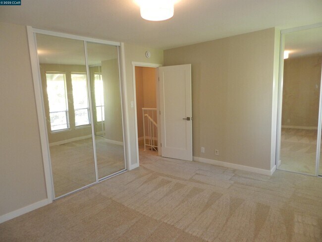 Building Photo - 5519 Roundtree Dr