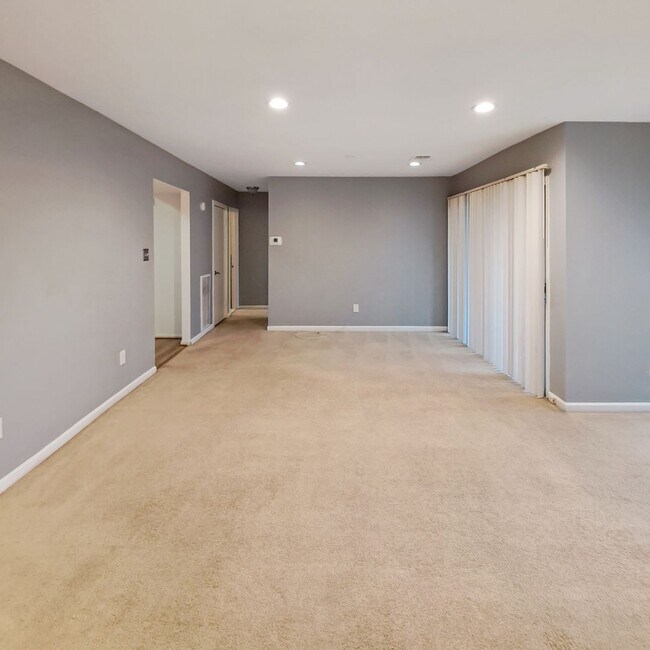 Building Photo - 10244 Prince Pl