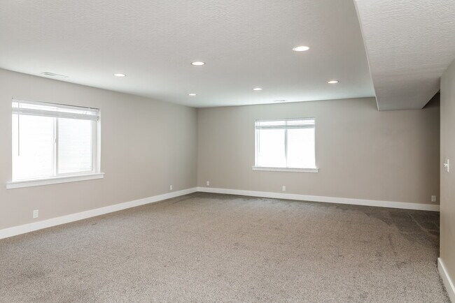 Building Photo - 1009 1050 W