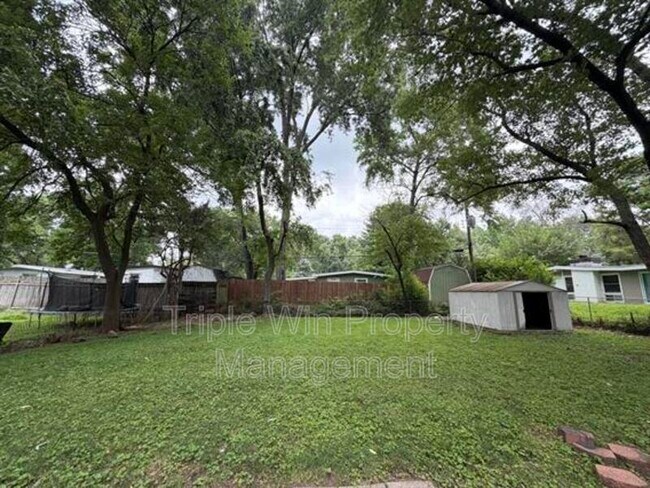 Building Photo - 865 Robinwood Dr