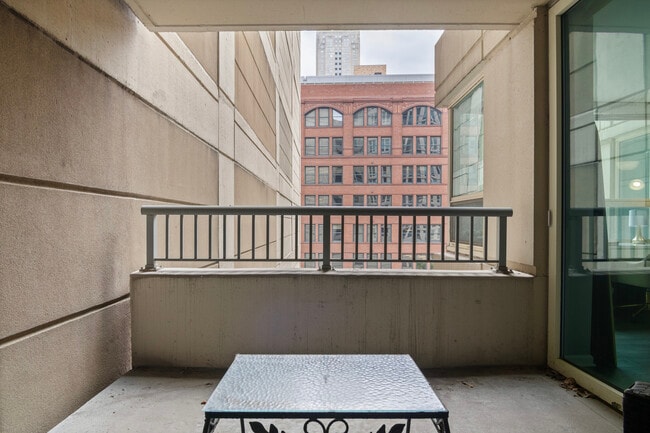Building Photo - 345 N La Salle Dr