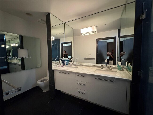 Building Photo - 900 Biscayne Blvd
