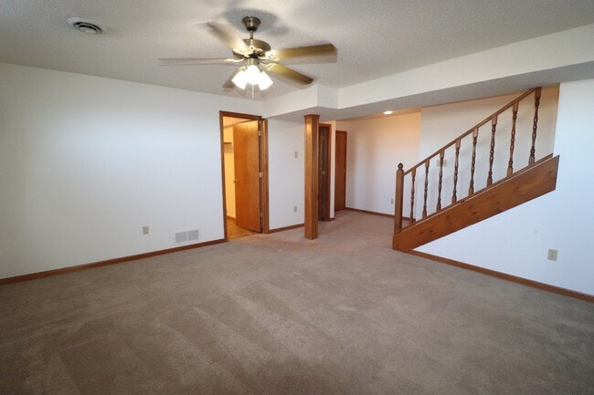 Building Photo - Spacious Townhome