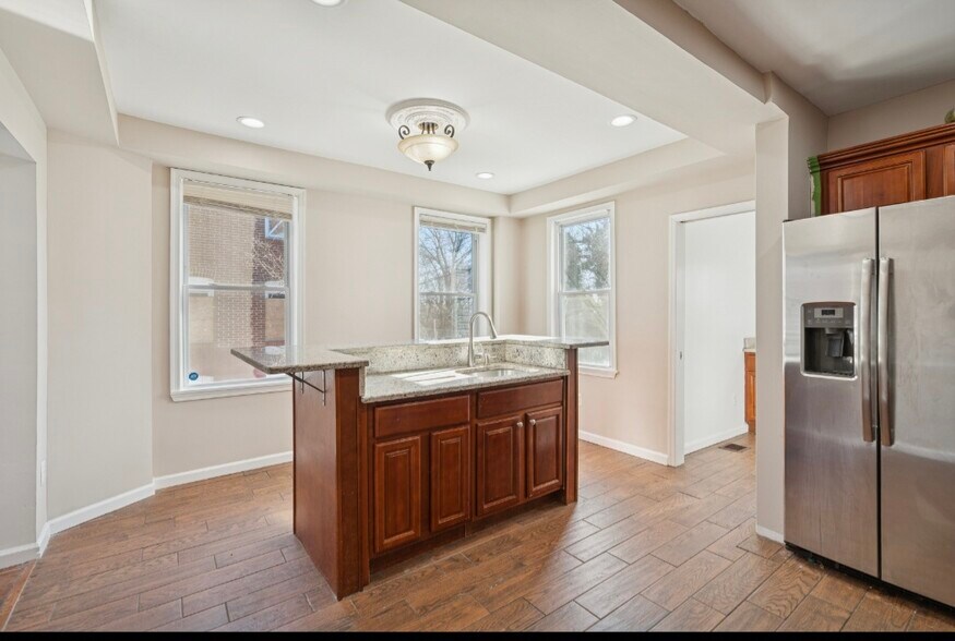 Building Photo - 3343 Ravenwood Ave
