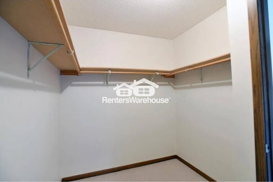 Building Photo - 2323 Amberwood Dr