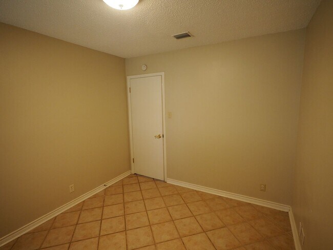 Building Photo - Beautiful one story home