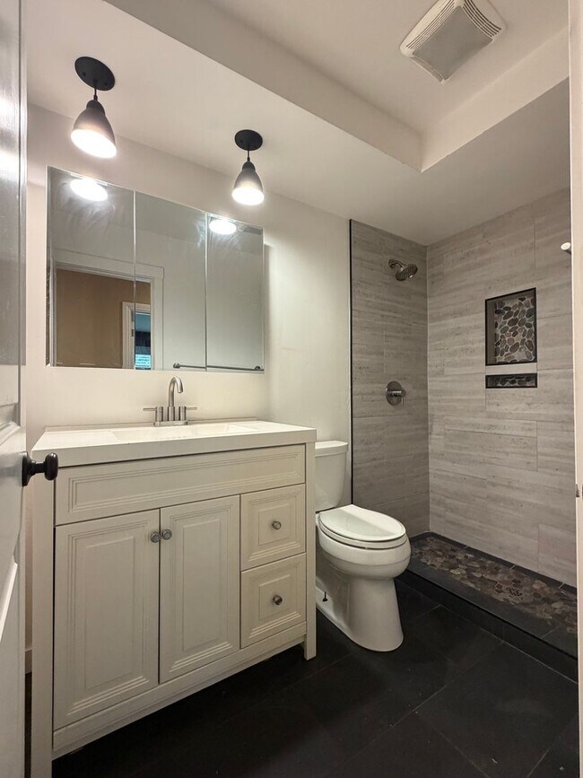Building Photo - 2461 Bay Hill Cir