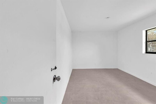 Building Photo - 5748 NW 27th Ct