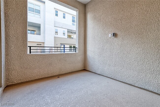 Building Photo - 643 Grey Saker St