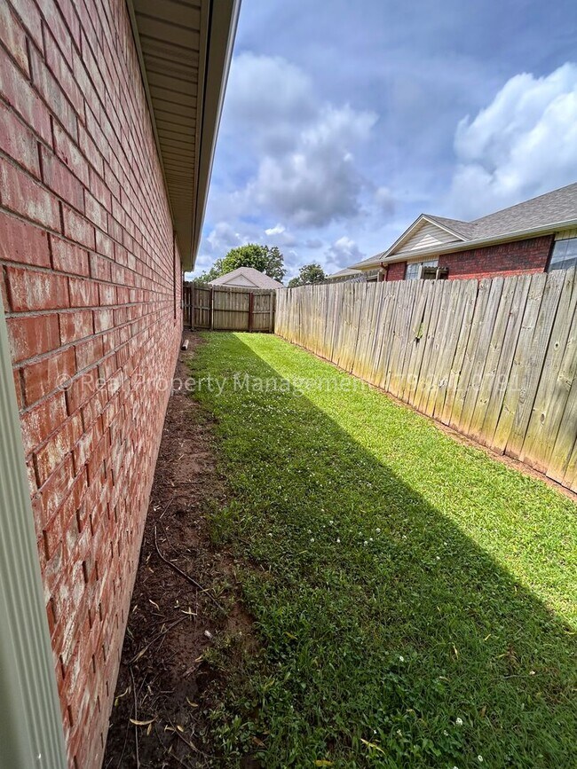 Building Photo - 1001 Trenton Dr