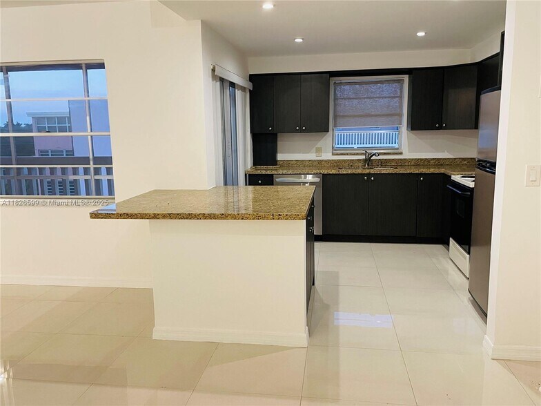 Building Photo - 180 NE 12th Ave