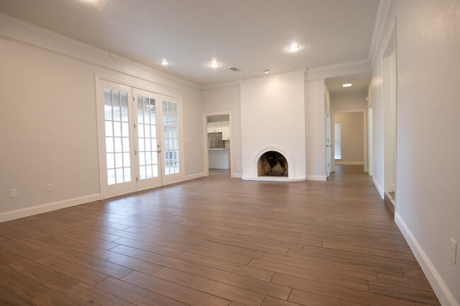 Building Photo - 4755 Monticello Dr