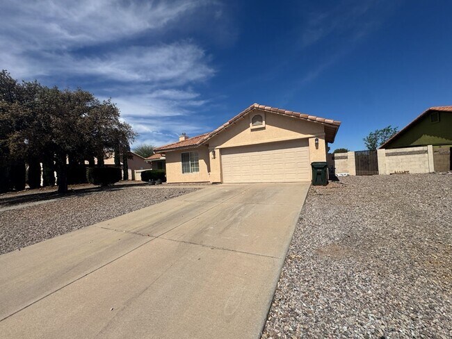 Building Photo - Beautiful 4 bedroom home in the neighborhood of Canyon De Flores!