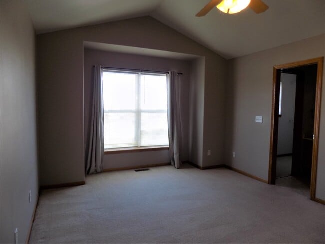 Building Photo - Large 3bedroom/2.5 bath Iowa City Townhouse