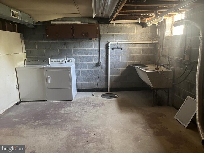 Building Photo - 4906 Hood Dr