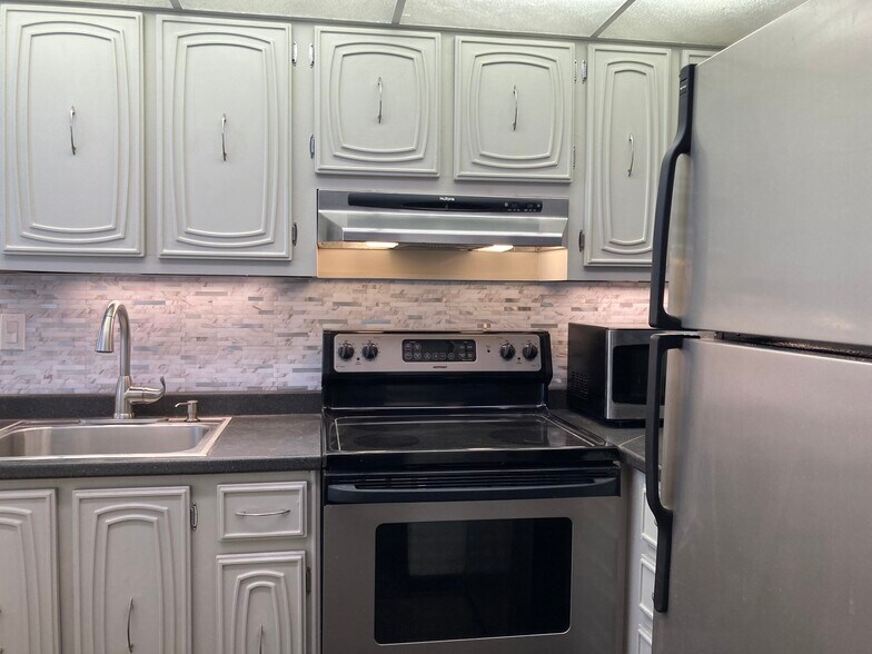 Building Photo - 705 SW 75th St