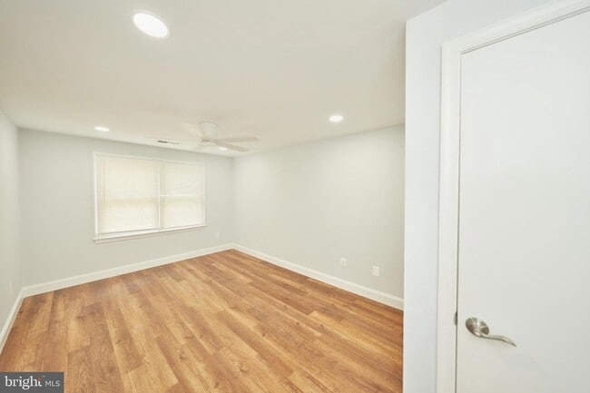 Building Photo - 9900 Kingsbridge Dr