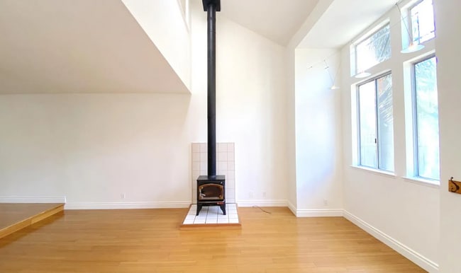 Building Photo - Bright & Spacious 2BR Townhome / Prime San...