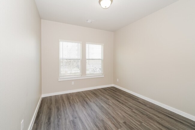 Building Photo - 309 N Centro Cir