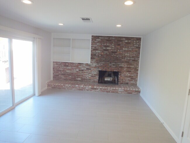 Building Photo - 3 Le Claire Ct