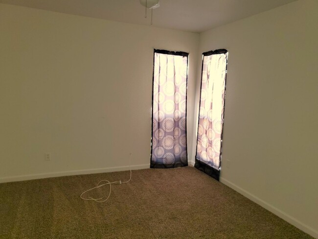 Building Photo - AFFORDABLE TOWNHOUSE IN TEMPE! -- 1/2 RENT...