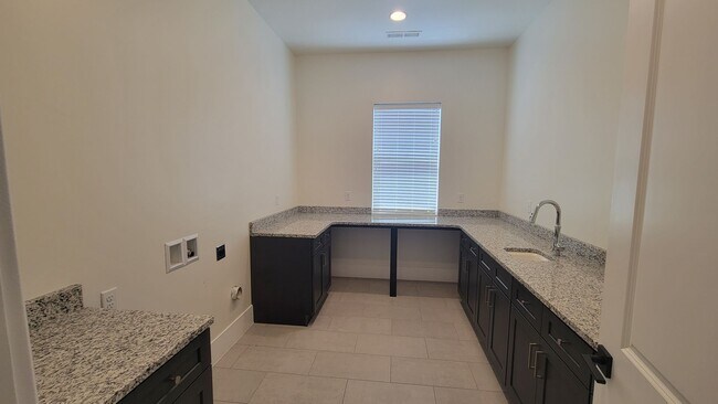 Building Photo - Washington Fields 4 bed | 3 1/2 bath | 3 c...