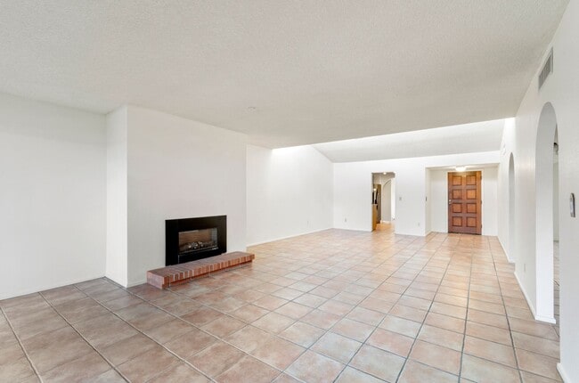 Building Photo - 524 N Dodge Blvd