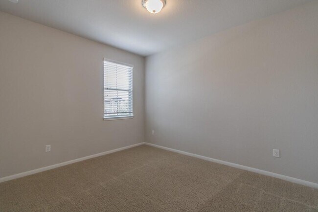 Building Photo - 2880 Donnell Dr