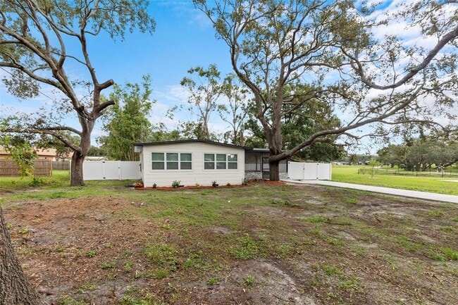 Primary Photo - 715 W Bougainvillea Ave