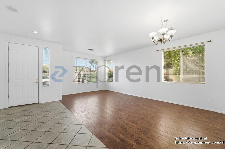 Building Photo - 2131 E Bellerive Pl