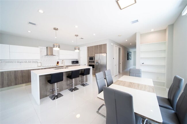 Building Photo - 3653 SW 26th St