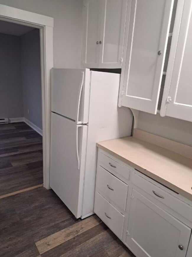 Building Photo - 1 Bedroom, 1 Bathroom Apartment - Located ...