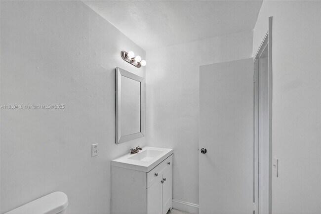 Building Photo - 458 SW 9th St