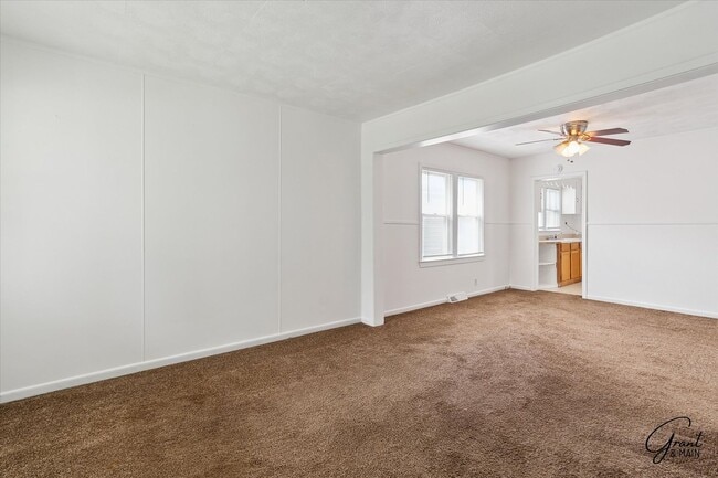 Building Photo - 3 bedroom bungalow $1300