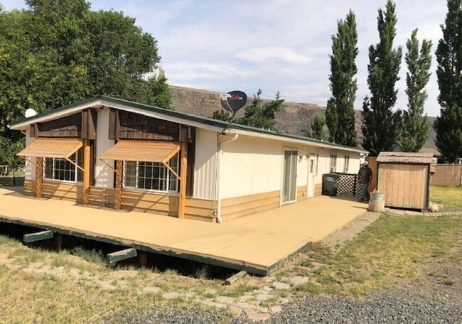 Building Photo - Steps away from Blue Lake