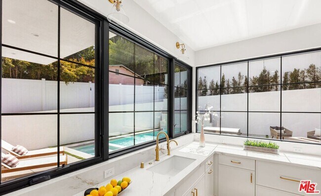 Building Photo - 2565 Patricia Ave