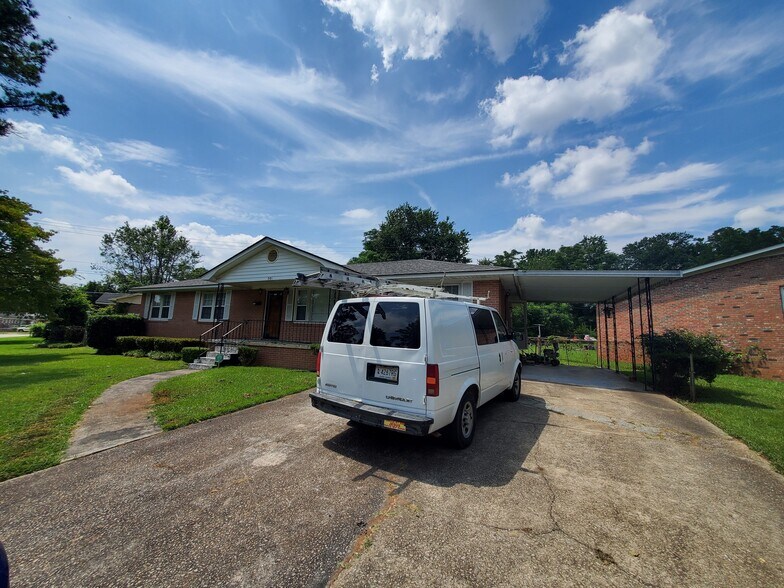 Building Photo - 301 W Lakeside Ave