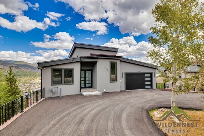 Building Photo - 348 Lake View Dr
