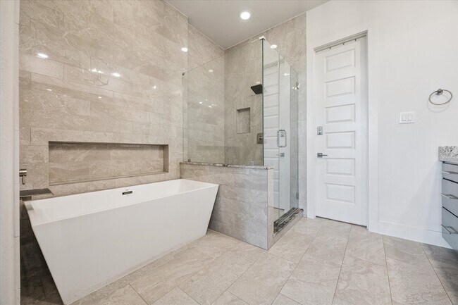 Building Photo - 1120 Ennis St