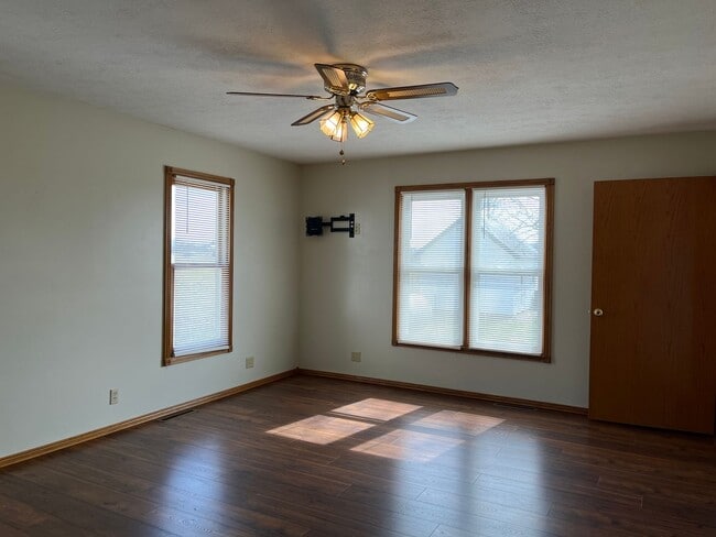 Building Photo - Country living at a great Price.
