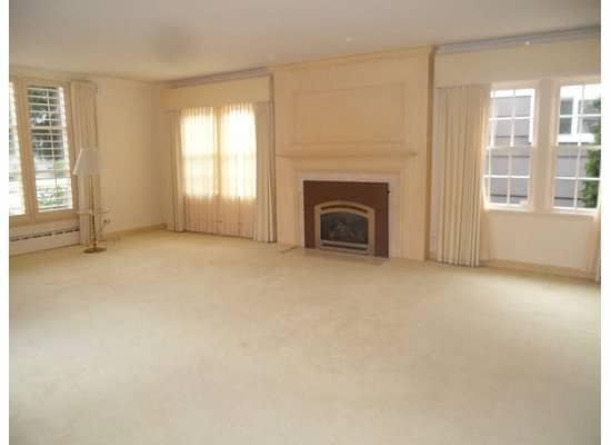 Building Photo - Broadway Hill home