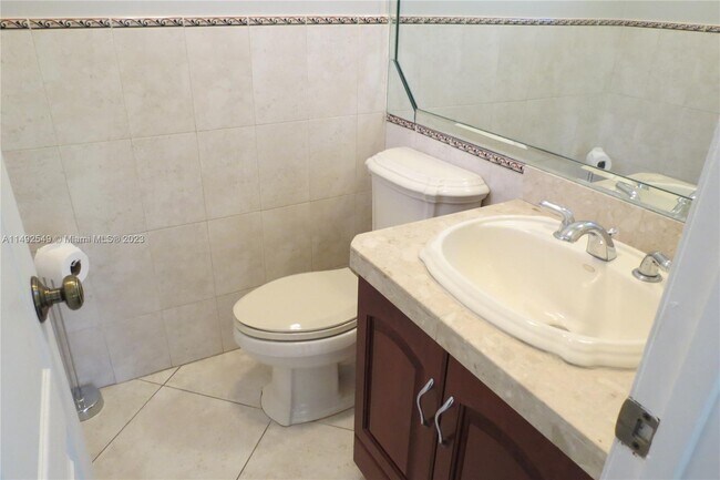 Building Photo - 925 SW 94th Ct